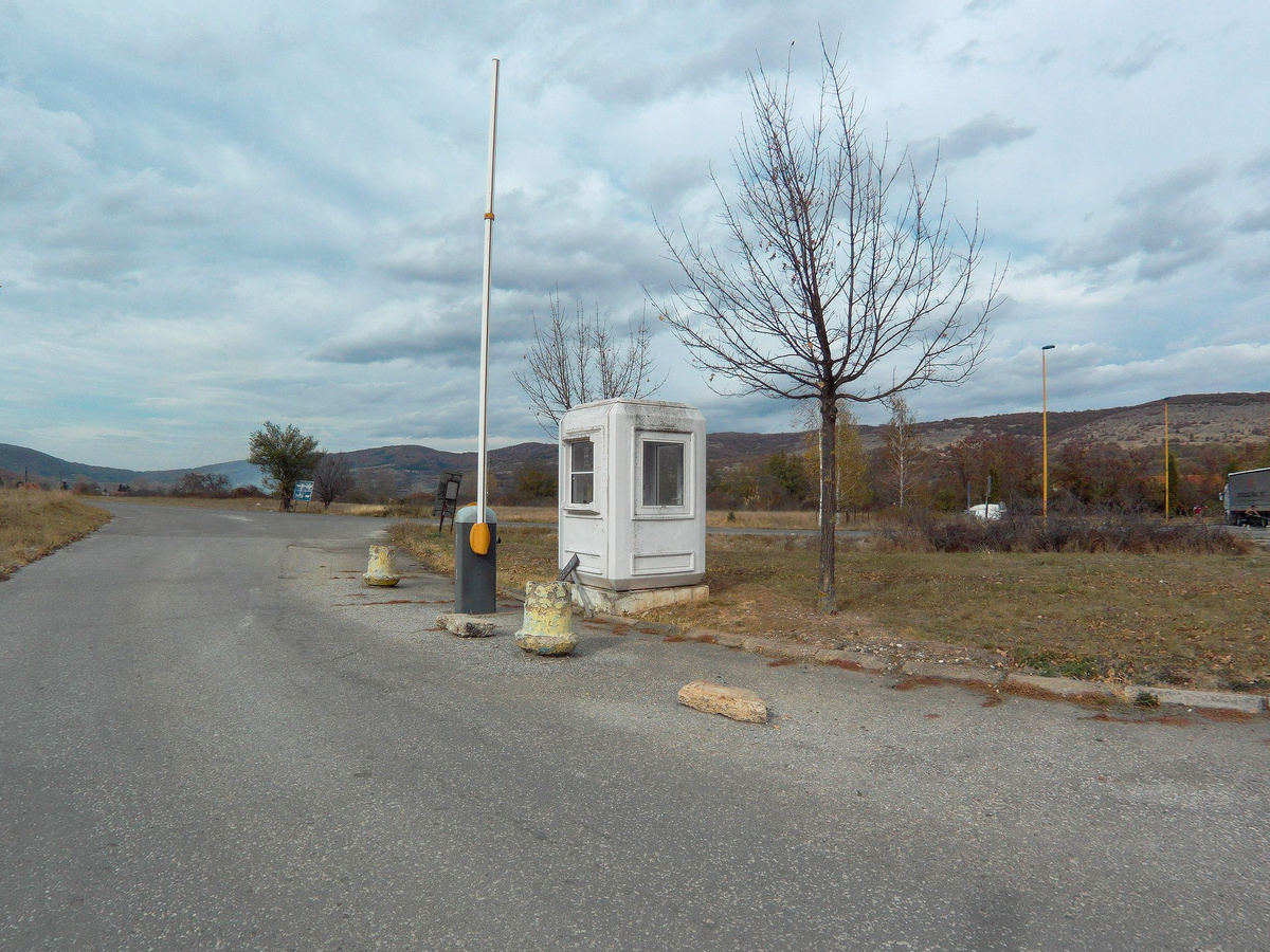 Побродил около пункта пропуска, нашел какие-то древние артефакты