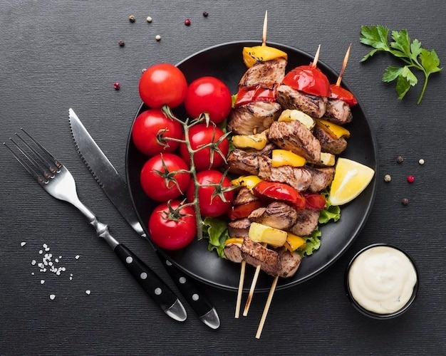 Источник: https://img.freepik.com/free-photo/top-view-plate-with-delicious-kebab-tomatoes_23-2148685561.jpg?uid=P138027314&ga=GA1.1.1678679042.1741818250&semt=ais_hybrid