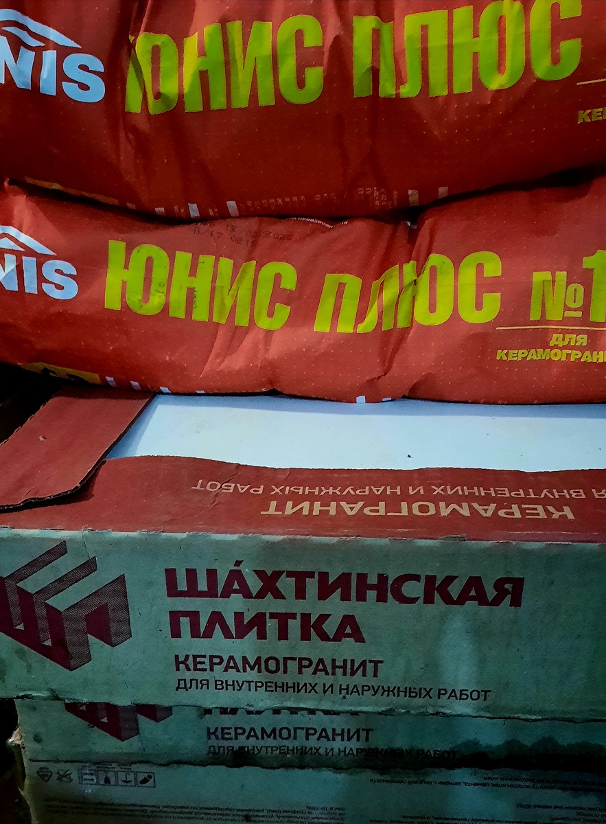 Плитка и клей для неё 