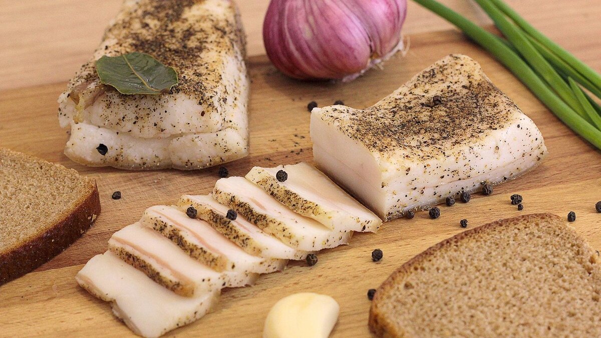 Этот рецепт – классика русской кухни, которая никогда не выйдет из моды!  А секрет вкуса – в простой и быстрой засолке!  Вам понадобится:  1,5 кг сала 2 пучка укропа 6 зубчиков чеснока Перец (черный, душистый или красный – по вкусу) Крупная соль Приготовление:  Помойте и обсушите сало. Нарежьте сало на небольшие кусочки. Мелко нарежьте укроп и чеснок. Перемешайте укроп с чесноком. Каждый кусочек сала обсыпьте перцем и щедро обмакните в соли. Уложите сало в банку в один ряд (удобно использовать трехлитровую банку). Посыпьте сало смесью укропа и чеснока. Продолжайте укладывать сало слоями, посыпая каждый ряд смесью укропа и чеснока. Плотно закройте банку крышкой и хорошо потрясите. Поставьте банку с салом в холодильник на 3 дня. Каждый день не забывайте хорошенько потряхивать банку! Через 3 дня выньте сало из банки, протрите его бумажным полотенцем от излишков соли и упакуйте в пергаментную бумагу. Отправьте сало в морозильную камеру для хранения. Советы:  Чтобы сало было более ароматным, можно добавить в смесь укропа и чеснока лавровый лист и черный перец горошком. Для более интенсивного вкуса можно замариновать сало в рассоле перед засолкой – залейте сало холодной водой с солью, сахаром и специями на 12-24 часа. Храните засоленное сало в морозильной камере не более 3 месяцев.