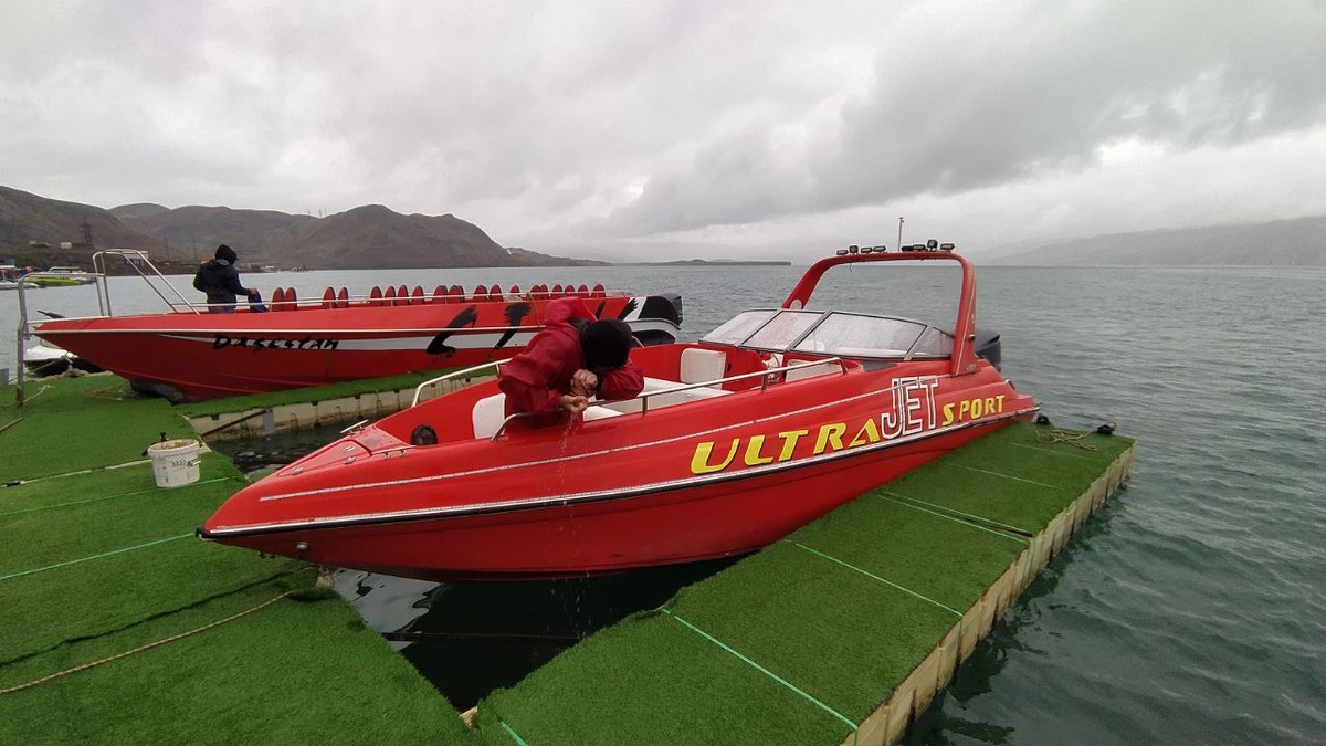 На нашу команду выделили два катера