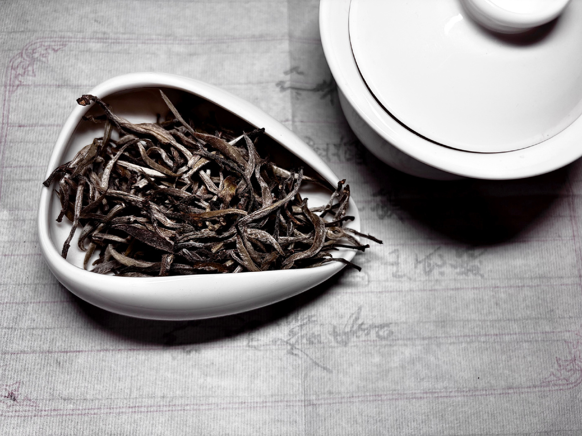 «Бай Хао Инь Чжень» (буквально: «серебряные иглы с белым ворсом»)