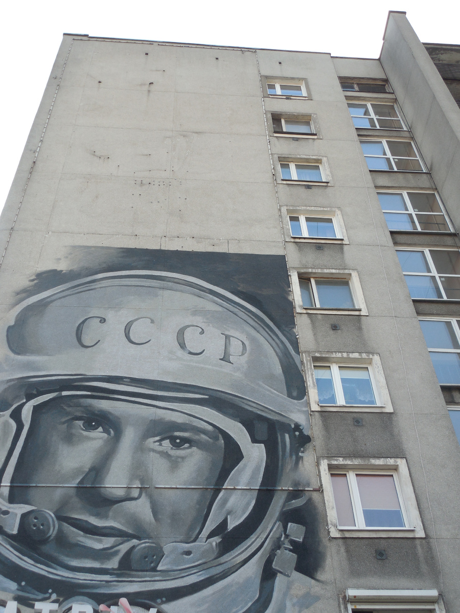 К слову, в этом доме в начале улицы Космонавта Леонова в Калининграде много лет жил его брат – ихтиолог Борис Леонов