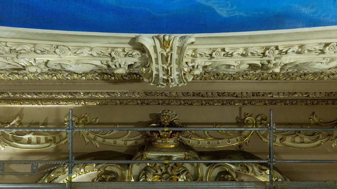 Отделка просцениума. Источник: Anneleen Lindsay.