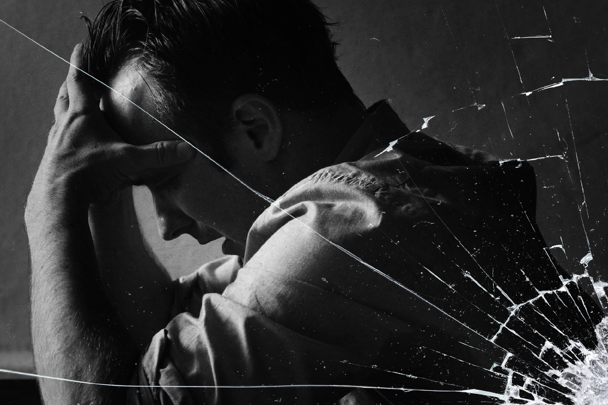 https://ru.freepik.com/free-photo/stressed-man-sitting-hopelessly-with-cracked-glass-effect_17224556.htm