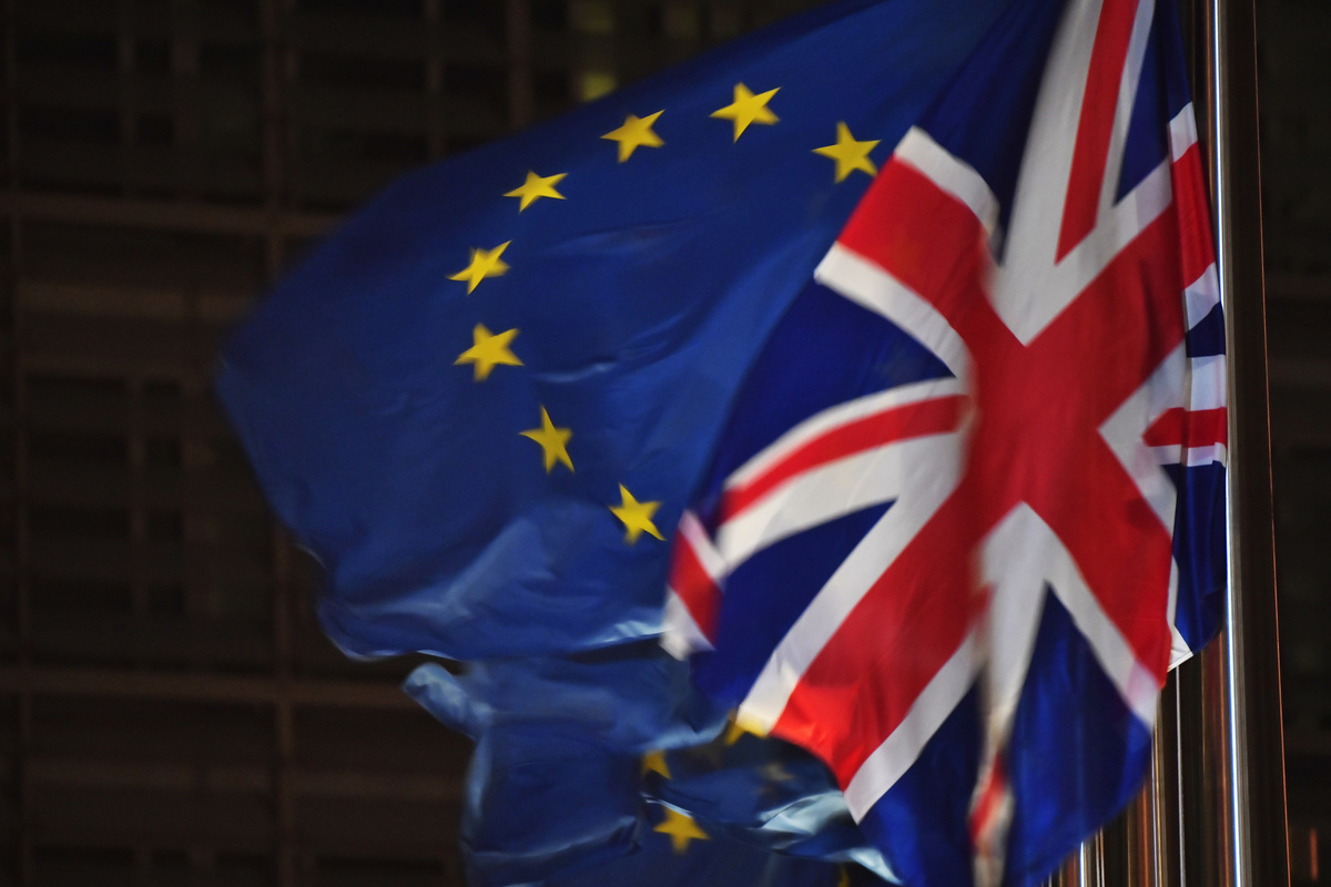     Флаги ЕС и Великобритании / Gettyimages.ru / Geert Vanden Wijngaert / Bloomberg