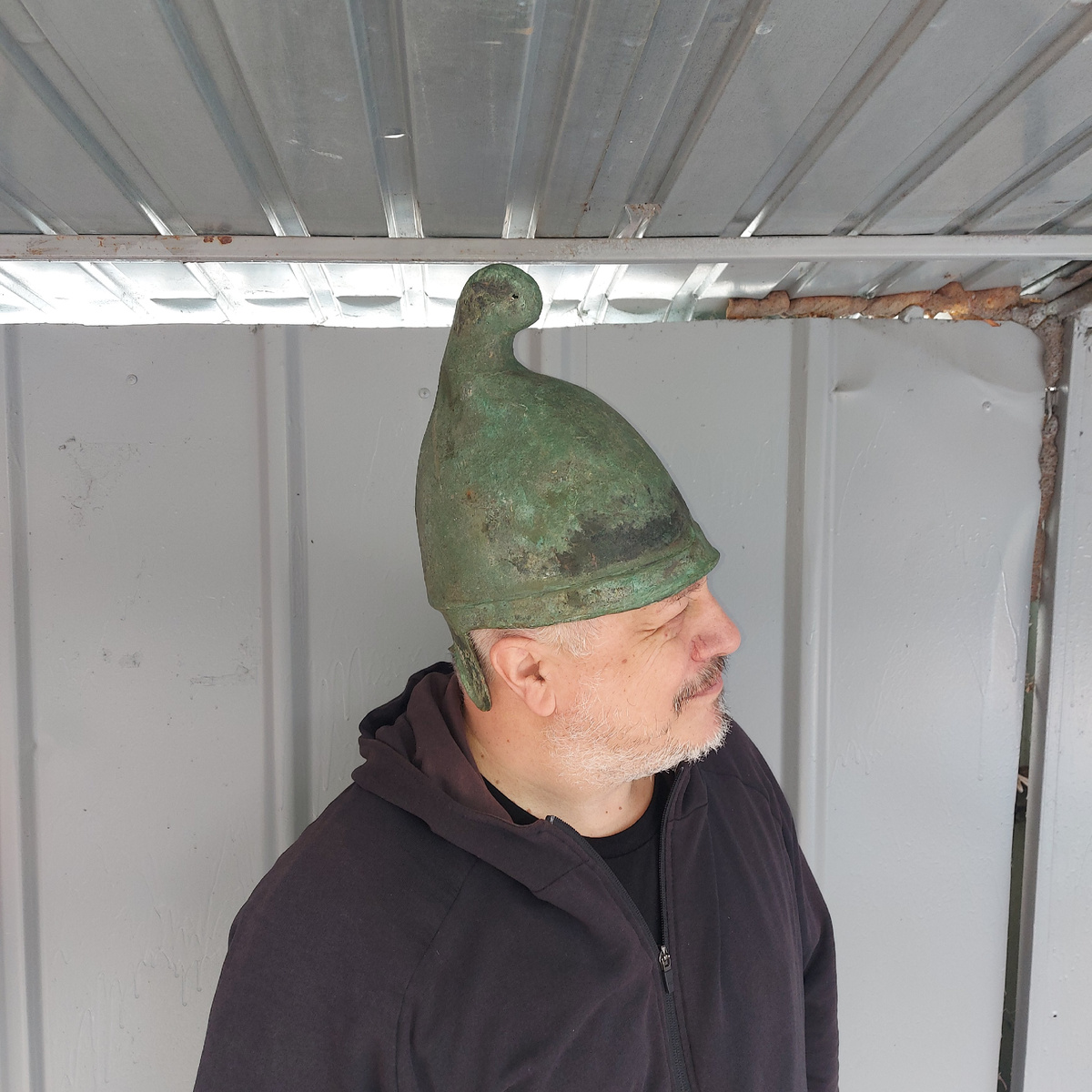 Фото автора в древнем фригийском шлеме