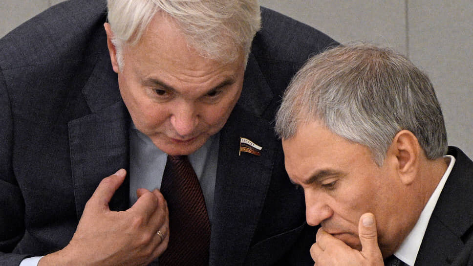 Председатель комитета Госдумы по обороне Андрей Картаполов и председатель Госдумы Вячеслав Володин.📷Фото: Глеб Щелкунов / Коммерсантъ