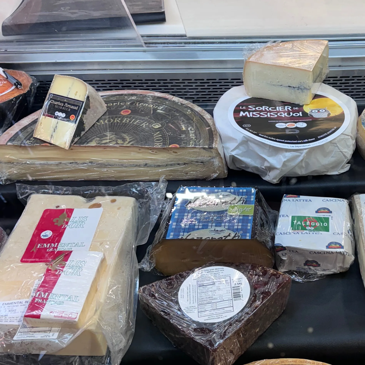 Morbier и Le Sorcier de Missisquoi — обратные Oreo сырного мира. 