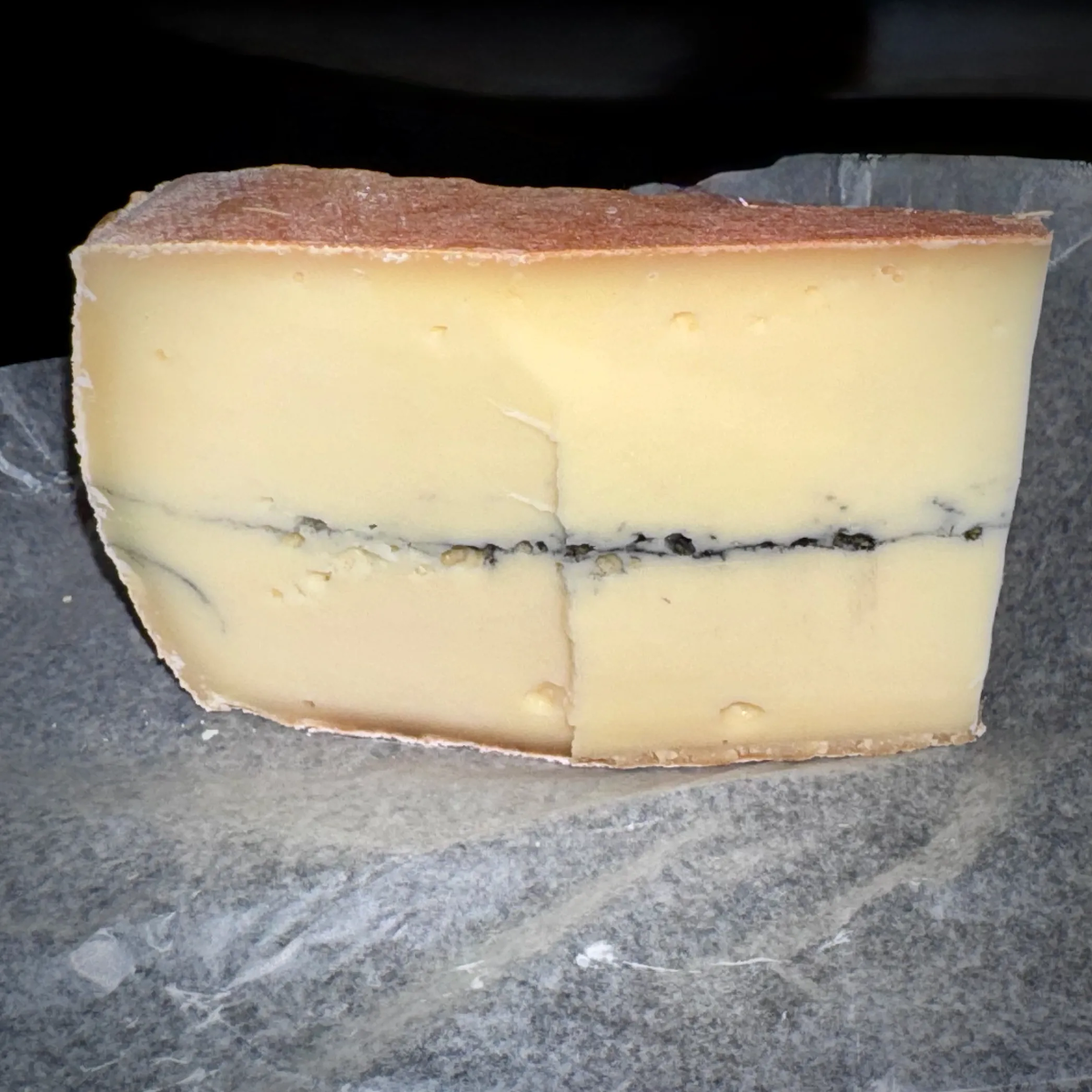 Morbier, «обратный Oreo» в мире сыра.