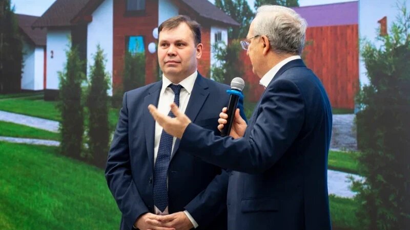     Министр сельского хозяйства Алтайского края Сергей Межин и директор ИД "Алтапресс" Юрий Пургин. Анна Зайкова.