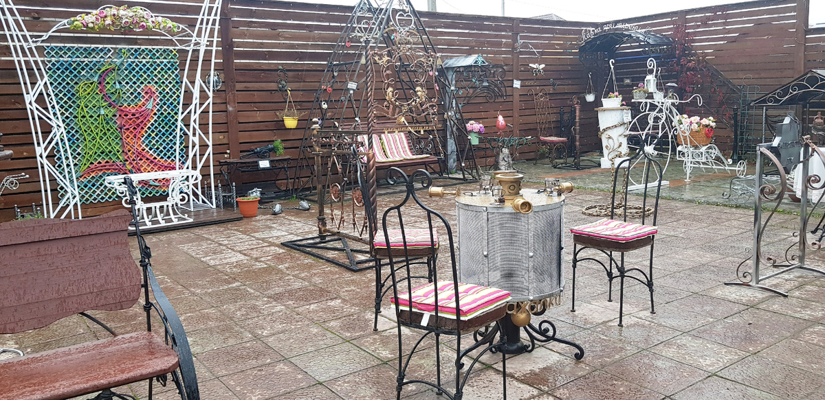 Выставка шутейных кованых работ во дворе гостиницы Кузнечный Двор города Касимова. #чтопосмотретьвКасимове #обеды в касимове##