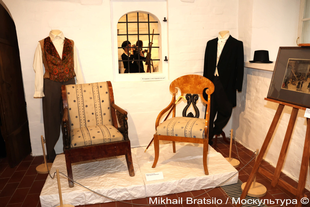 Мебель из спектакля "Горе от ума"
