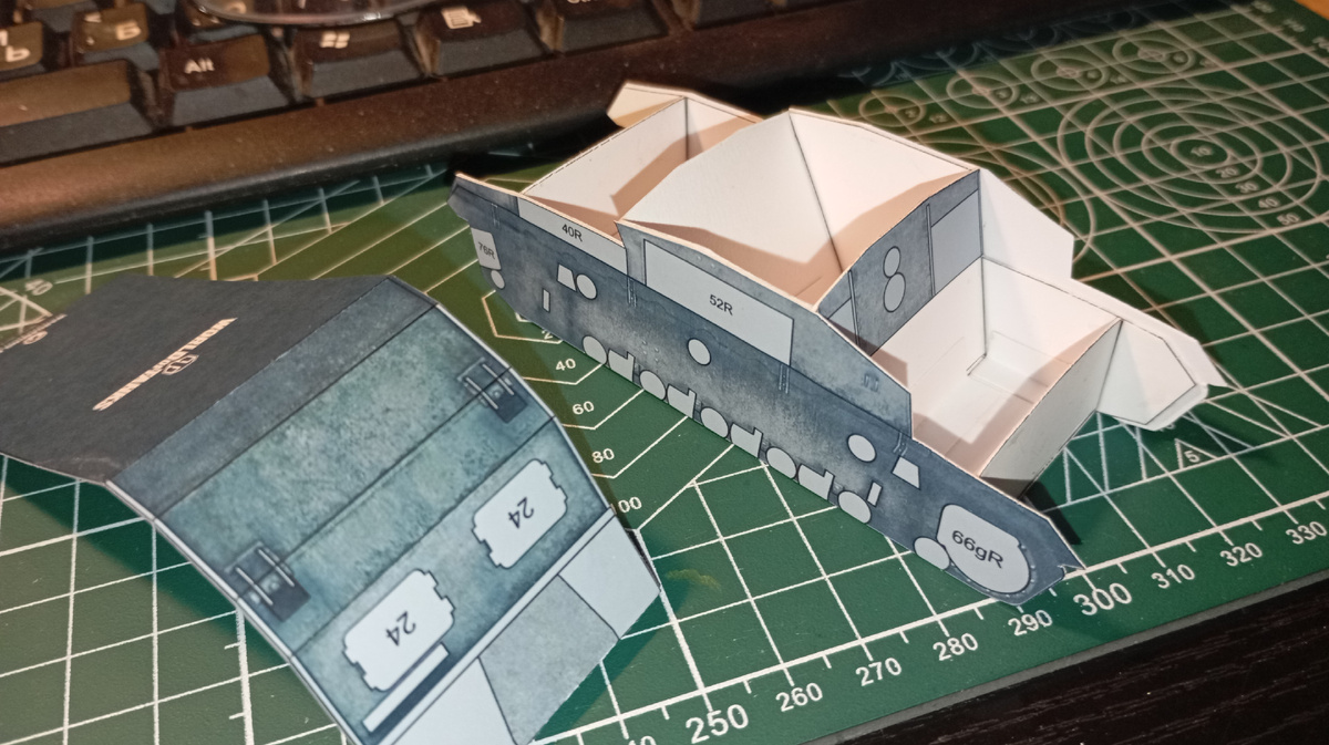 Клею боковины и броню между ними. Три фото.