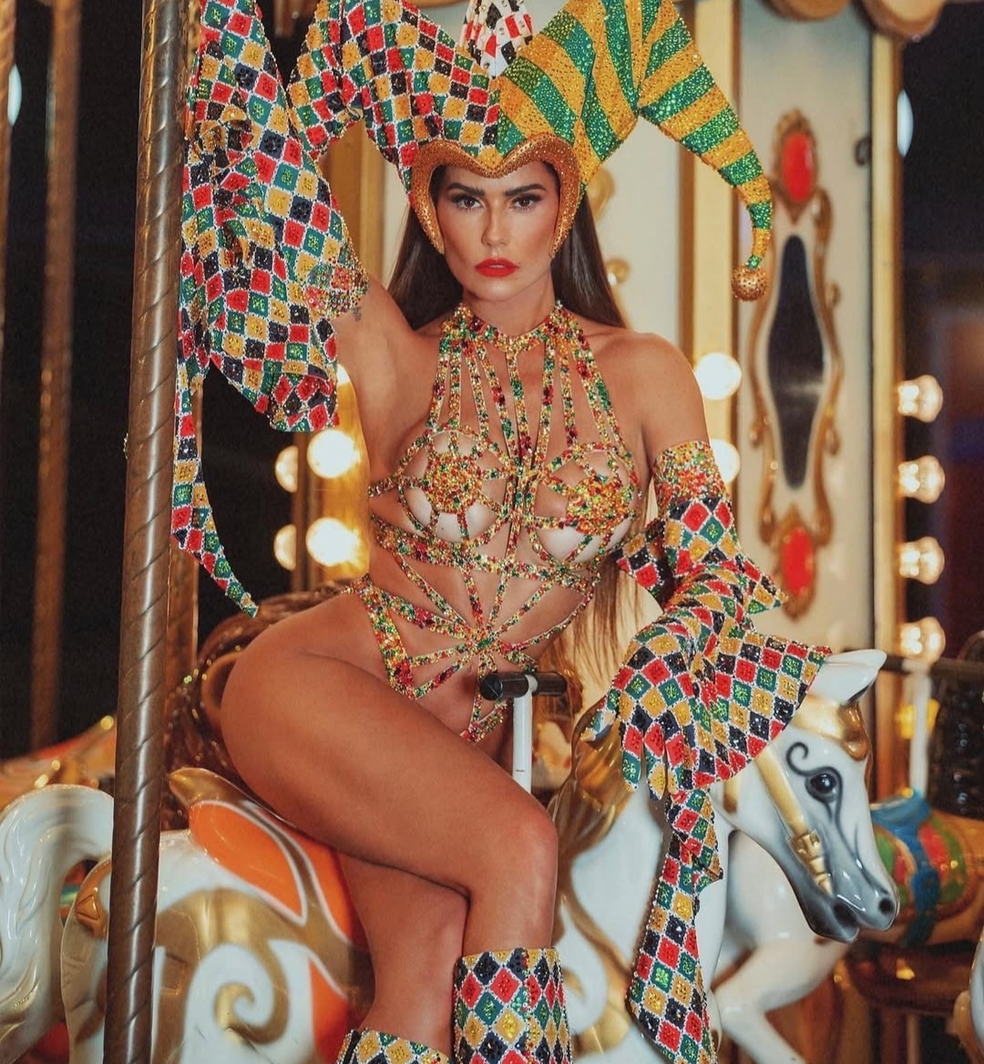 Дебора Секку. Карнавал 2023, лук первый (это надпись такая была). Актриса любит карнавал.