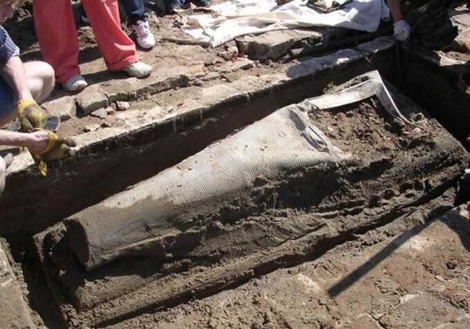 © Спустя некоторое время прах бердского мецената был отпет и захоронен (уже в третий раз) на территории храма в нынешнем Бердске, а его саркофаг попал в музей.📷
