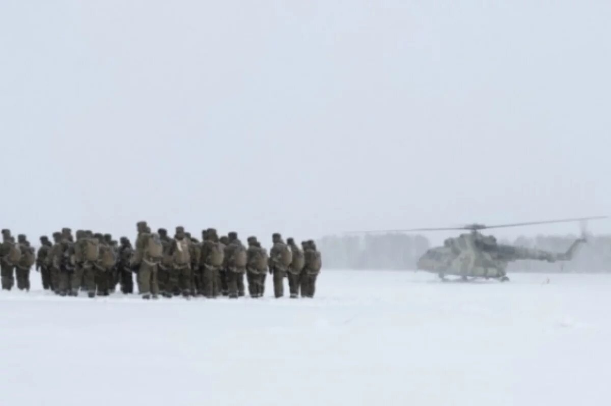    Свыше 100 военных парашютистов десантировались под Новосибирском