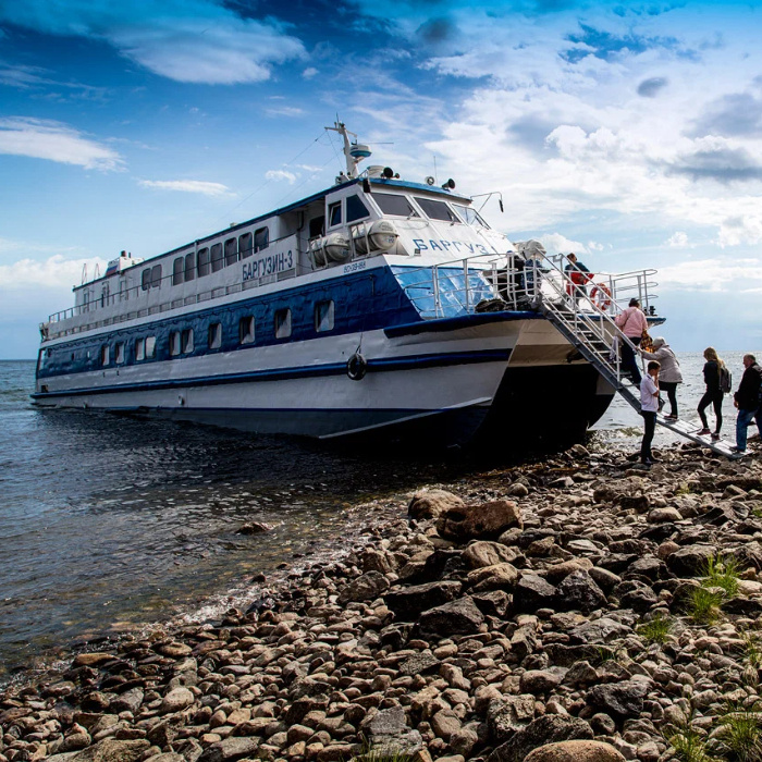 В перечень вошли восемь регулярных направлений. Доступны путешествия на Байкал и в Братск. Первым открытым маршрутом станет «Иркутск-Братск». Корабли отправятся по направлению с 31 мая. С 3 июня начнет работу рейс «Иркутск-Большие Коты», с 8 июня – «Иркутск-Байкальские Дюны».