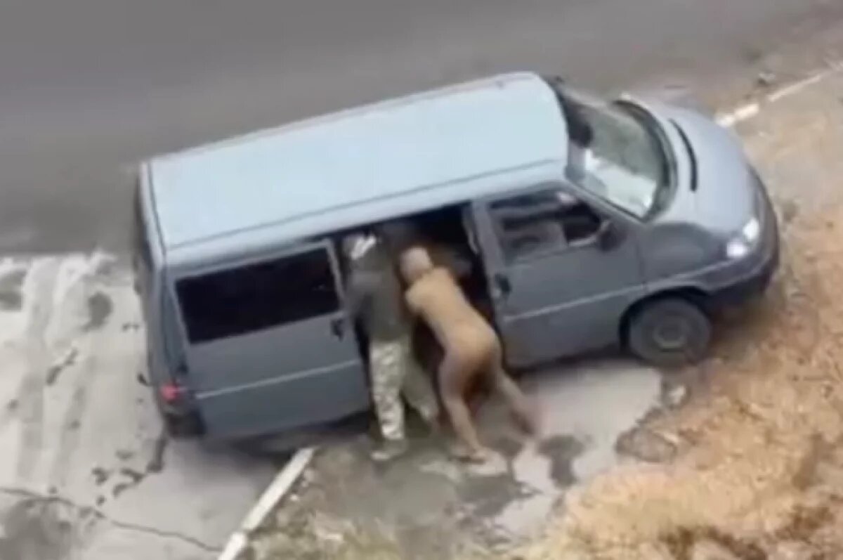    Хотел стрелять в упор.