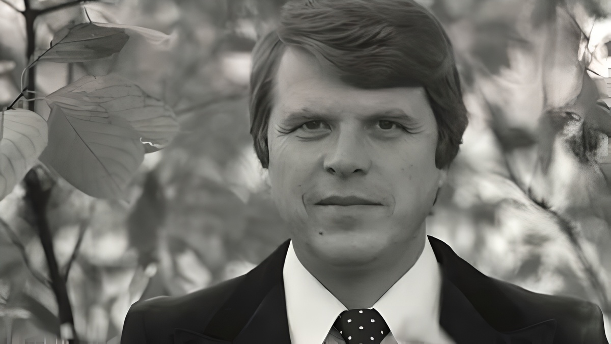 Михаи́л Миха́йлович Кокше́нов - советский и российский актёр театра, кино