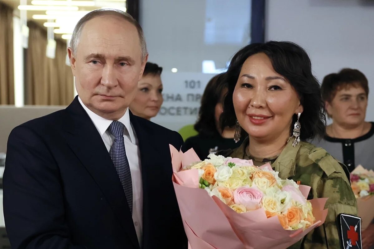    Президент Владимир Путин и ветеран боевых действий Зоя Степанова.