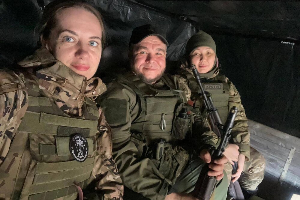    Зоя Степанова (справа), выезд на передовую. Фото из личного архива героини публикации