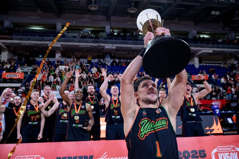    Фото РФБ, Иван Ермаков / Капитан «Уралмаша» Антон Глазунов поднял заветный трофей над головой