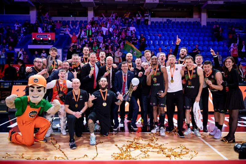    Фото РФБ, Иван Ермаков / «Уралмаш» Ростислава Вергуна празднует победу в Кубке России