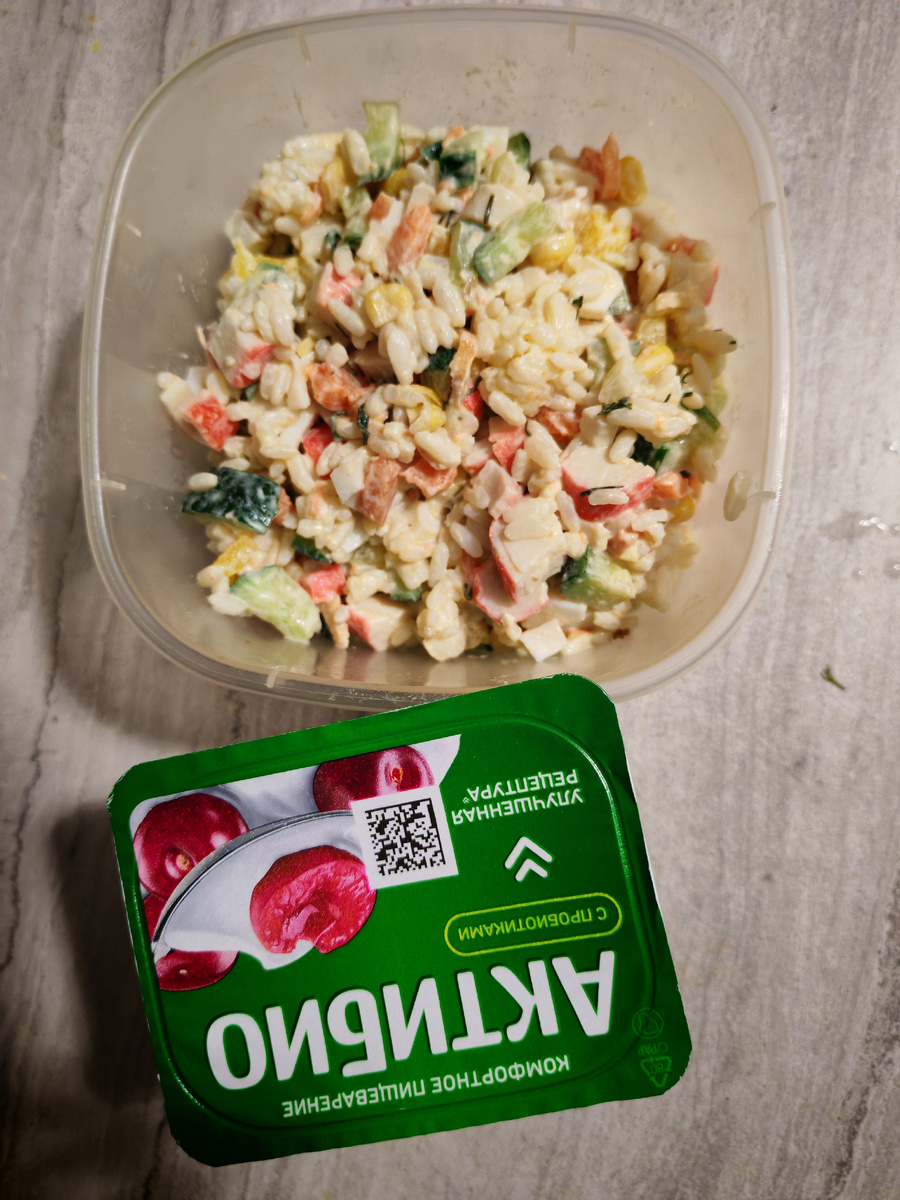 Салат с крабовыми палочками.