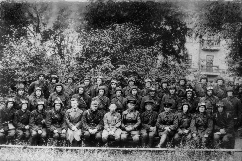 Группа добровольцев танкового батальона, сформированного на Кировском заводе в июле 1941 года. В центре - директор Кировского завода И. М. Зальцман.