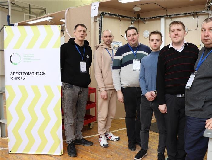    Команда экспертов компетенции "Электромонтаж". Автор фото: Ирина Попова