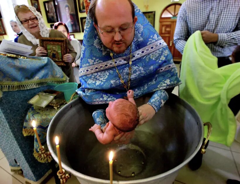  Если выбранного родителями имени нет в святцах, священник переведет его в церковно-славянскую форму и крестит под этим именем   © РИА Новости. Виталий Аньков