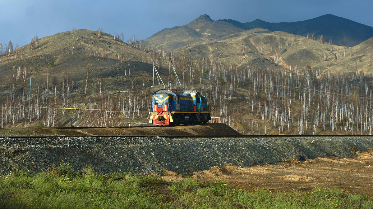 Транссиб строили с прицелом на будущее именно таким, однопутным. Электрифицировали его и того позже.