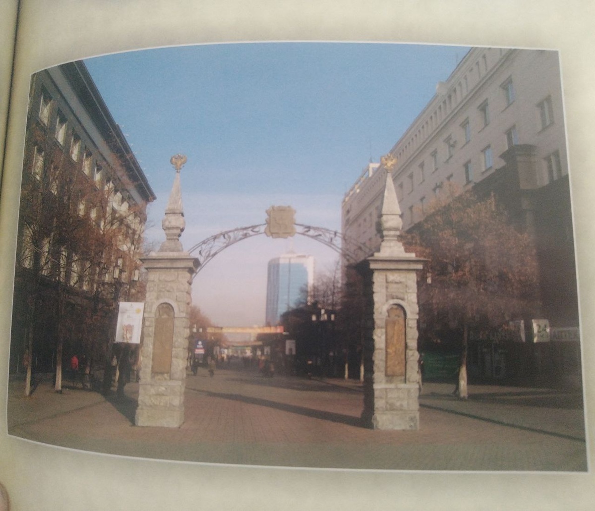 Роль столыпинских реформ в жизни Челябинска вкупе с входом в Сибирь до 1913 г. и тарифным переломом была такова, что при создании пешеходной "Кировки" арку въезда восстановили, причём на том самом месте. Фото оттуда же.