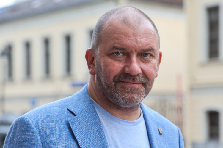    Александр Казаков: «Что я называю ХПТ — хитрый план Трампа. Он хочет заманить нас в ловушку, а через неделю выйти на трибуну и сказать: «Зеленский — светоч демократии, Украина — форпост Запада».   
Фото: «БИЗНЕС Online»