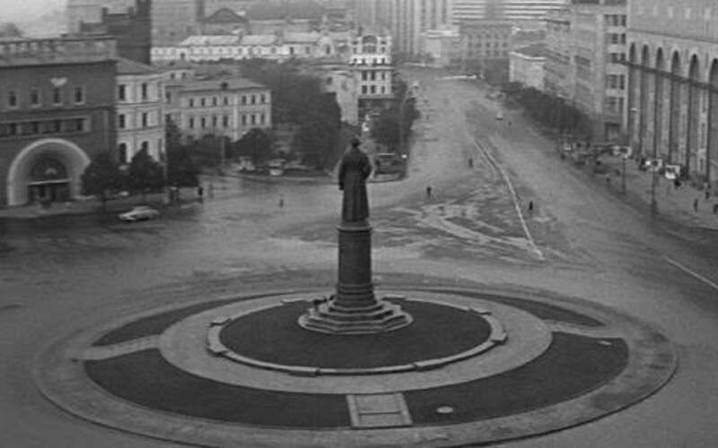    Сегодня трудно поверить, что такие кадры с пустыми столичными улицами – не постановочные.