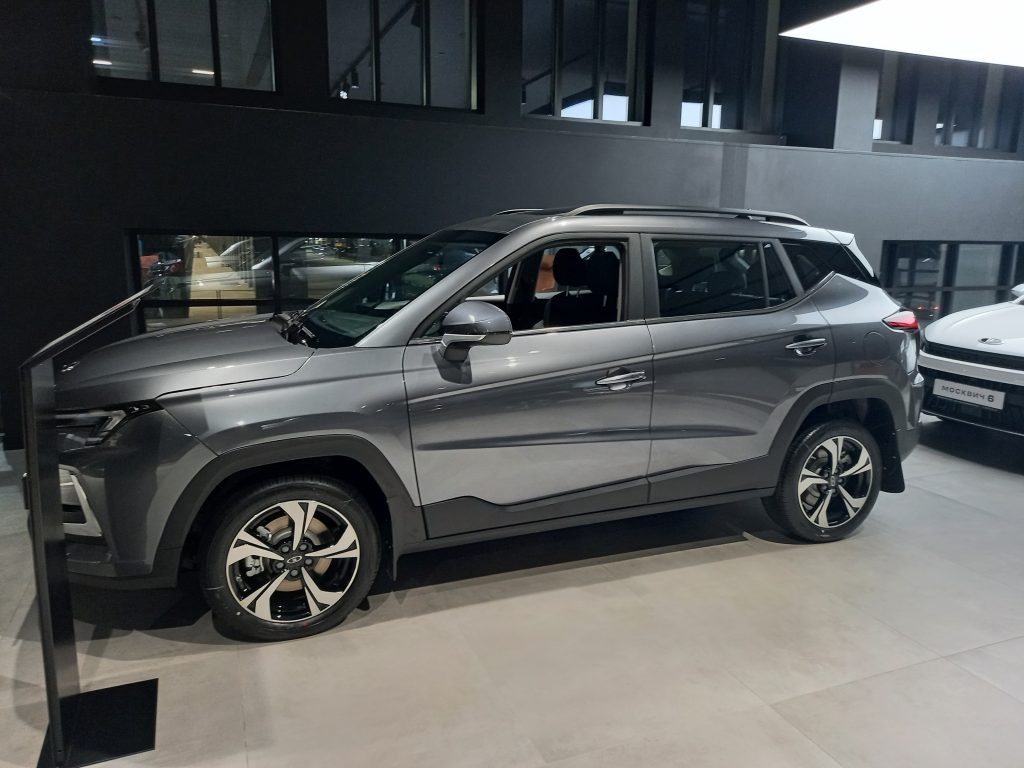 «Москвич 3» с механической коробкой передач получится купить примерно за 1 700 000 рублей; машина с вариатором обойдется в 1 800 000 рублей.