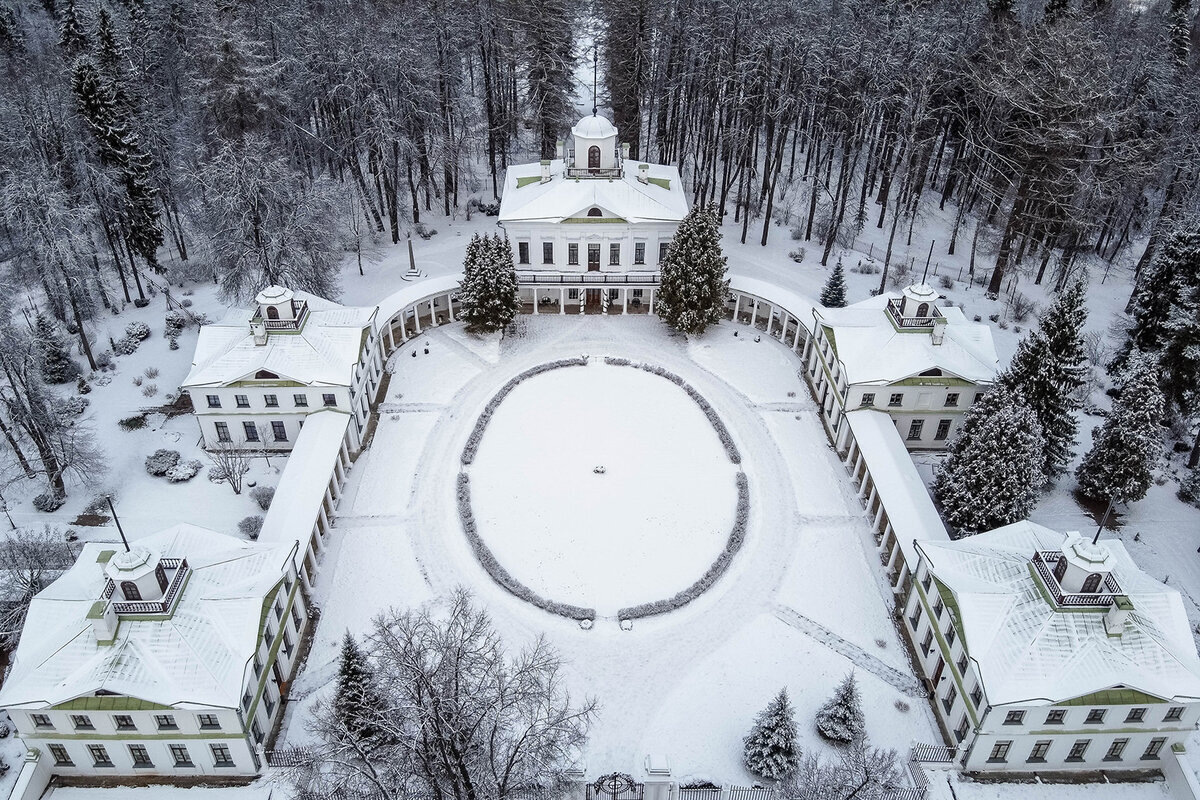 Вид сверху на главный усадебный комплекс с южной стороны