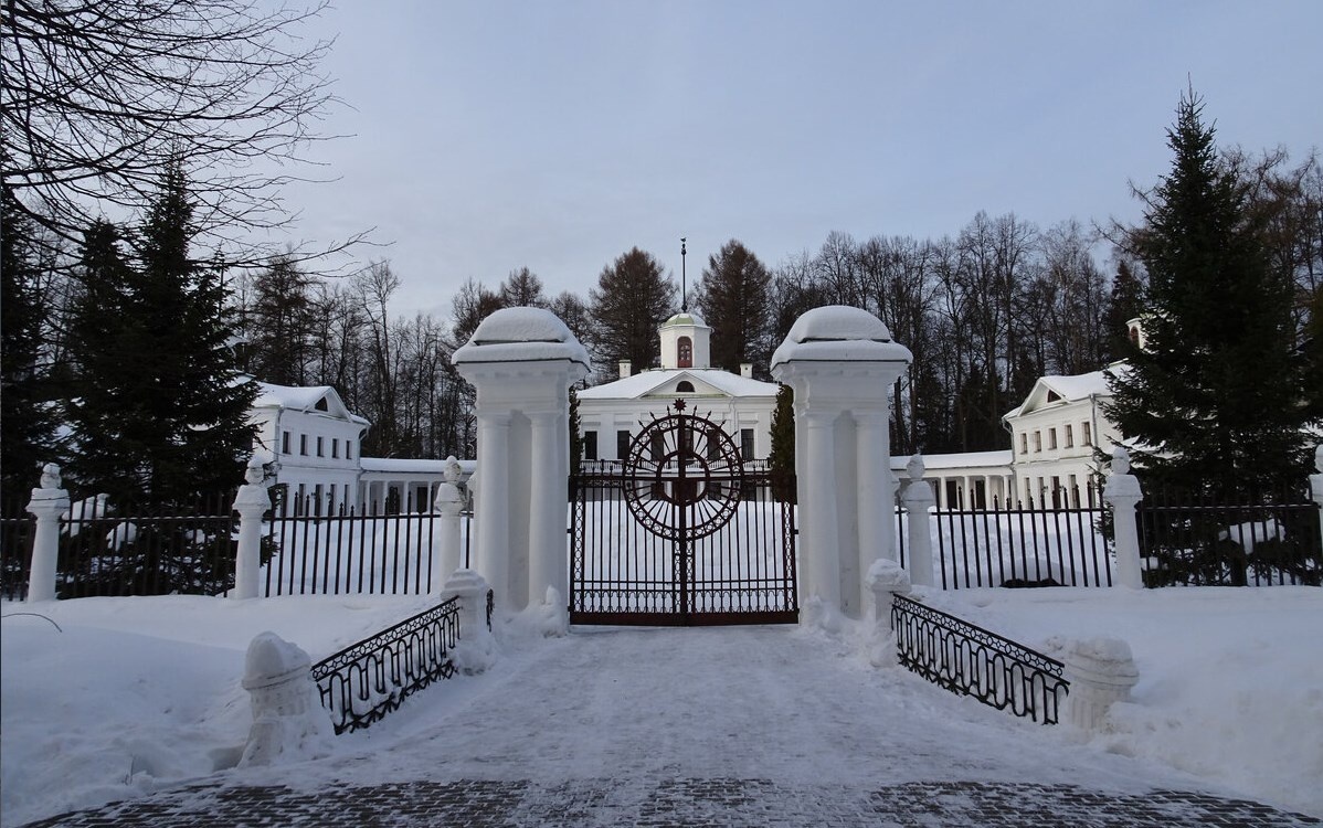 Центральные ворота перед главным зданием усадьбы с южной стороны