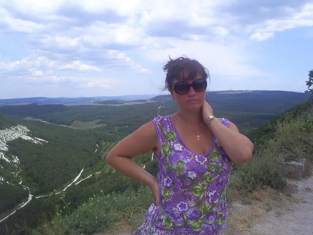 Крым. И вот такая маечка в технике ирландского  кружева. Архивное фото 15 летней давности. Вязалась для себя и на Авито не выставлялась ( для особо непонятливых)