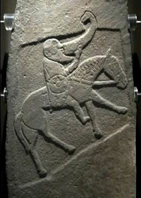 "Булионский камень". 900—950 гг. н.э. Музей Шотландии, Эдинбург.