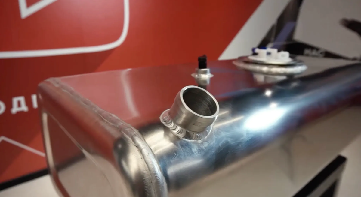 Алюминиевый топливный бак 70 литров для Газель (Цельнометаллическая), вид со стороны топливной горловины. Изготовлен из прочного алюминия марки Амг3, устойчив к коррозии и механическим повреждениям