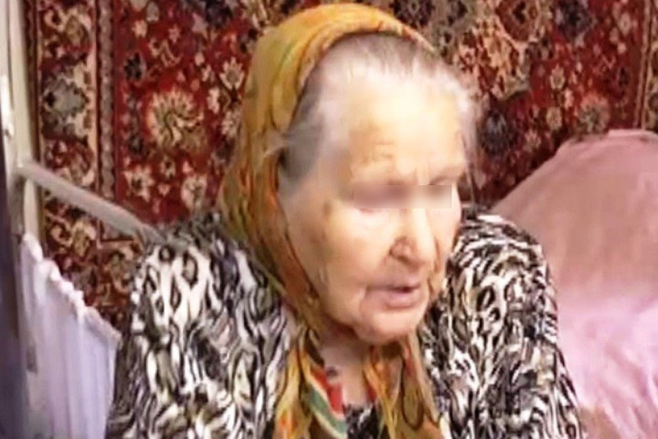 Через несколько часов бабушка самостоятельно смогла освободиться и позвонила сыну.