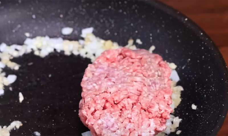 Быстрый мясной пирог без возни с тестом