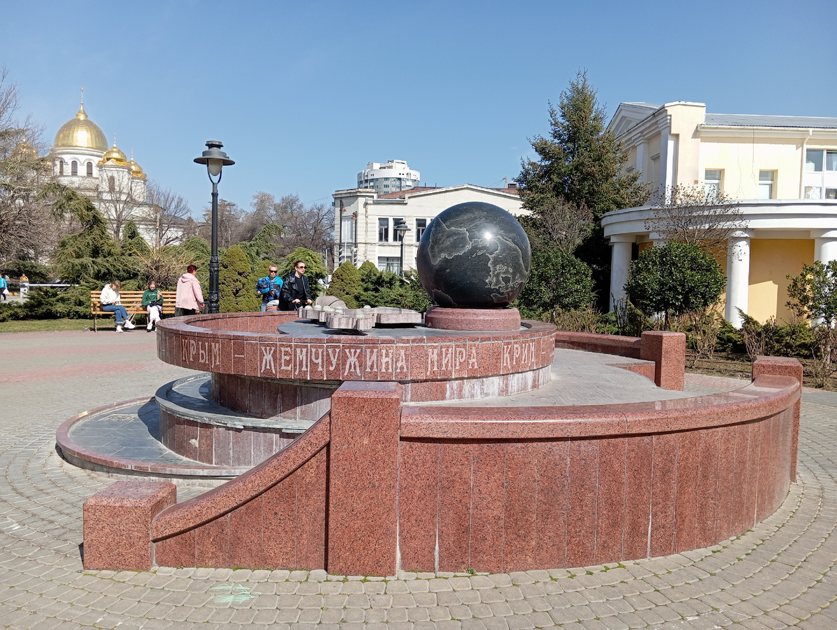 Фонтан в центре Симферополя и купола Кафедрального Александро-Невского собора. 