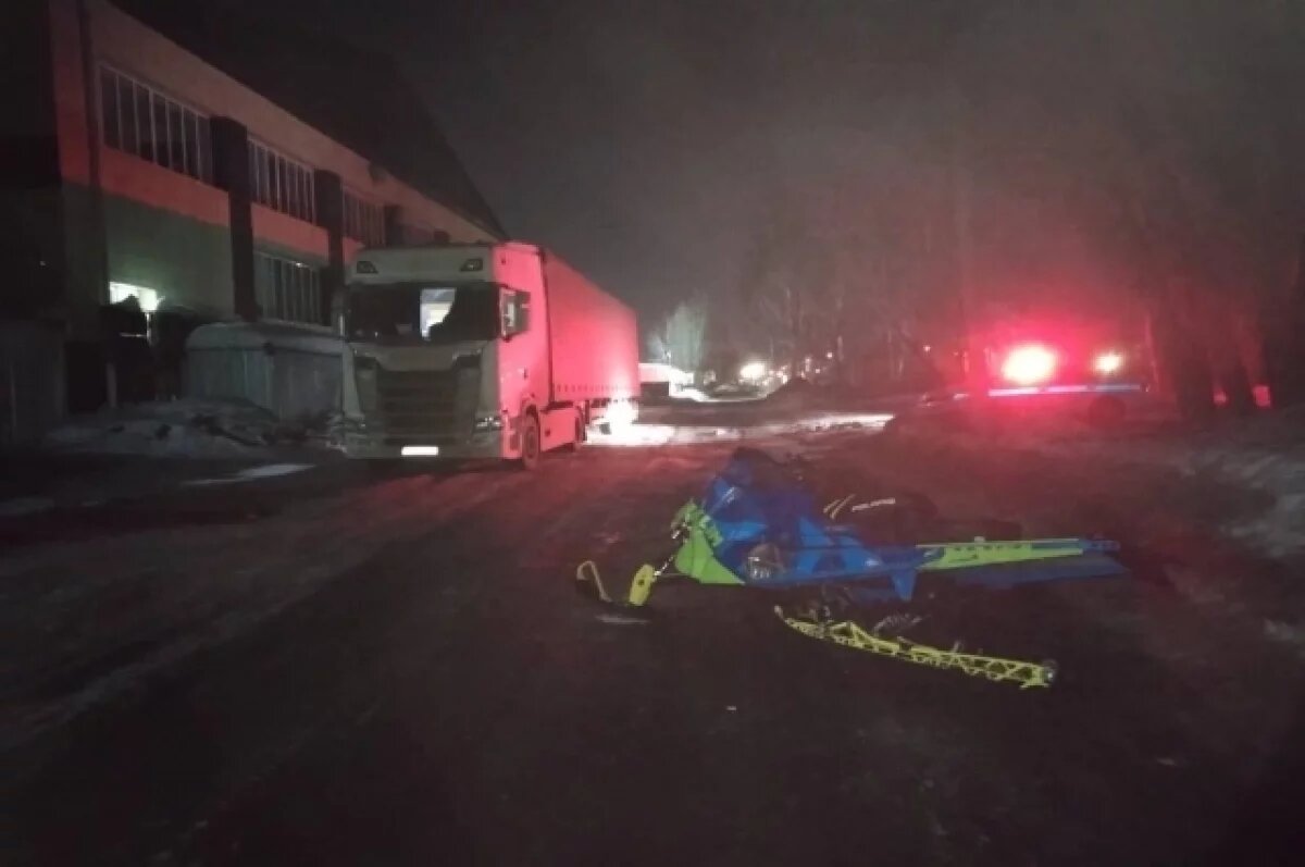    На улице Высоцкого в Томске столкнулись грузовик и снегоход