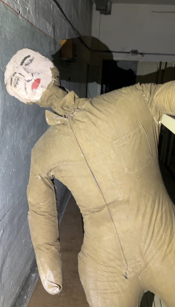 Чучело при входе в бункер