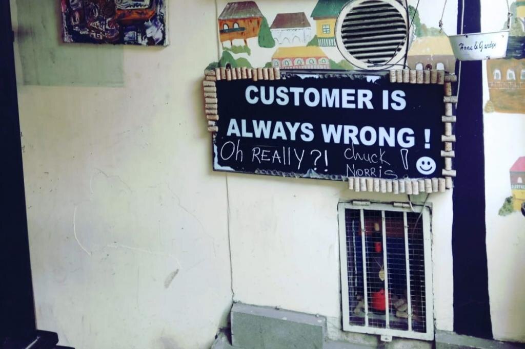 Вывеска ресторана в Тбилиси