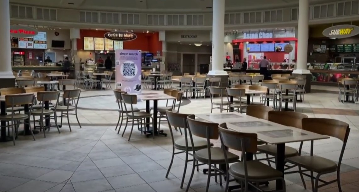 Приблизительная позиция, с которой Дикен открыл огонь. Двеь, из которой вышел стрелок, видна в центре.