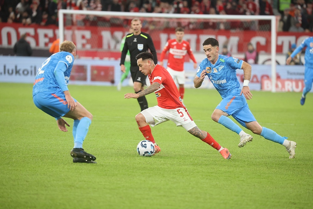 Аргентинец Эсекьель Барко из красно-белого клуба (по центру) накручивает зенитовцев. Фото А.Королькова.